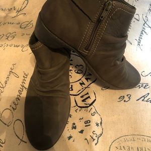 Cobb Hill Size - 7.5M Olive Green Booties